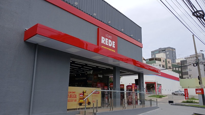 Pintura de fachada nas Lojas Rede 3